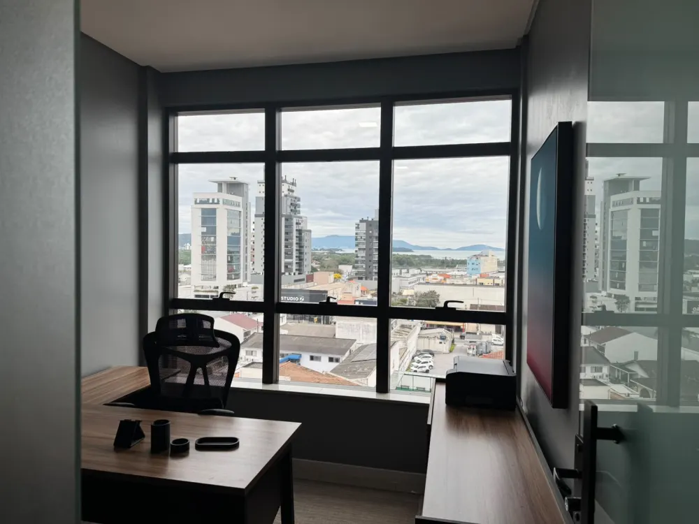 Sala de atendimento da Lívia Garcia Advocacia, com vista para Palhoça/SC